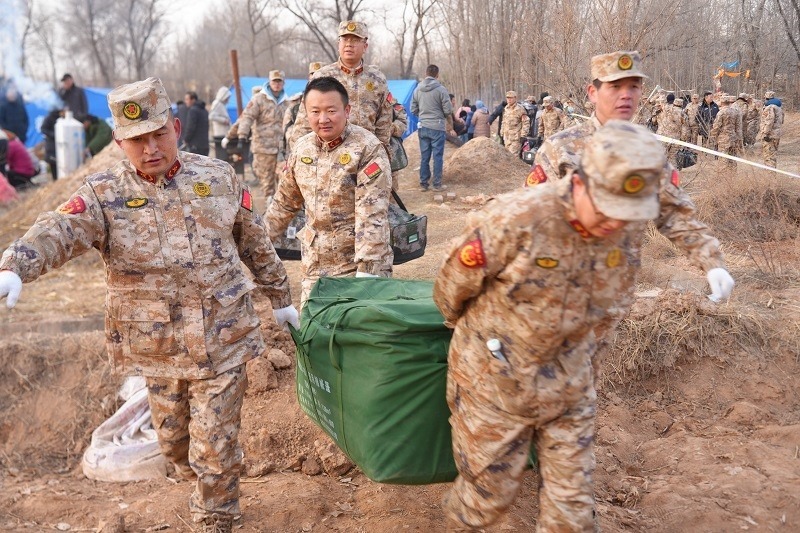 救援人員正在現(xiàn)場(chǎng)緊急搬運(yùn)物資。賀勇攝。