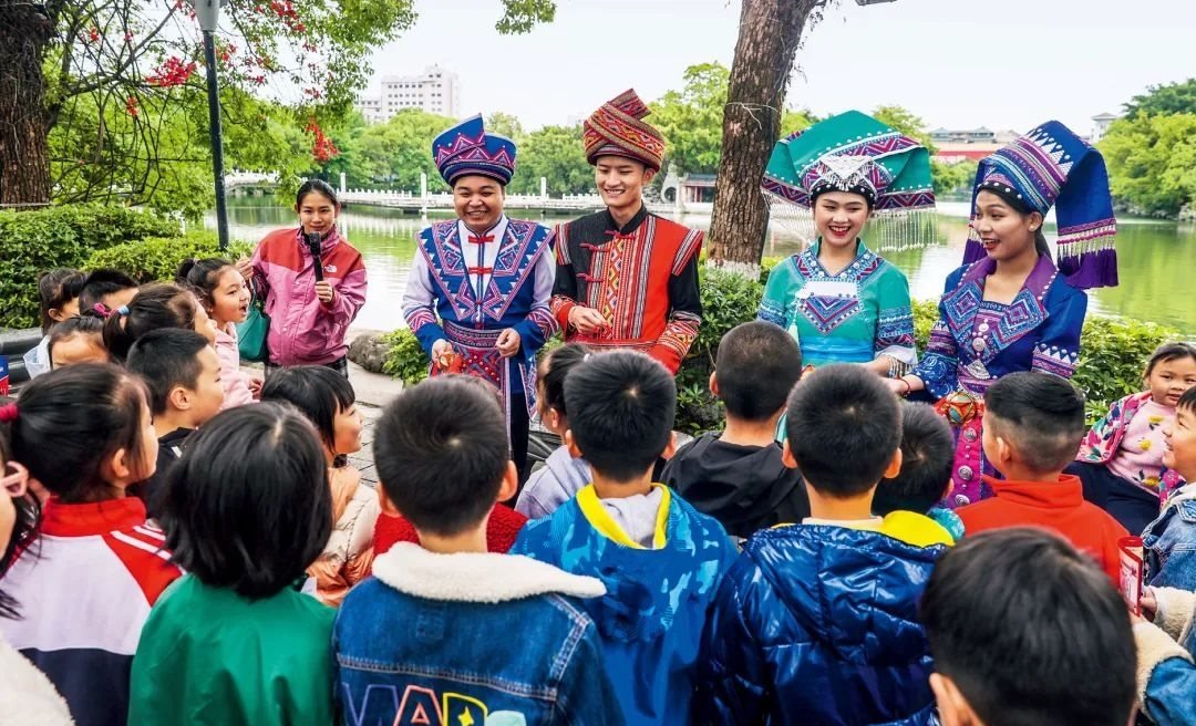 2023年4月25日，廣西桂林，“網(wǎng)絡(luò)法治宣傳一條街”在榕湖景區(qū)古南門“開街”，身穿民族服裝的工作人員演唱山歌向青少年普及網(wǎng)絡(luò)法治知識(shí)。