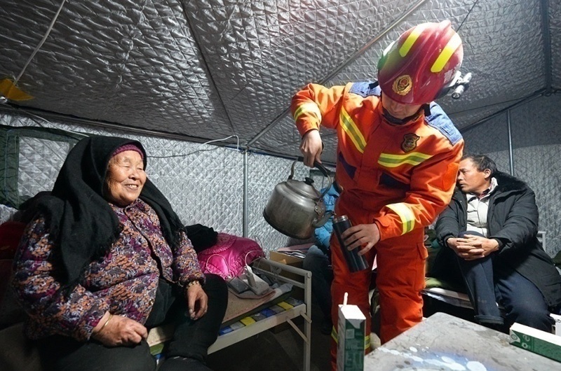 村民龔尕芳與消防員交流。賀勇攝。