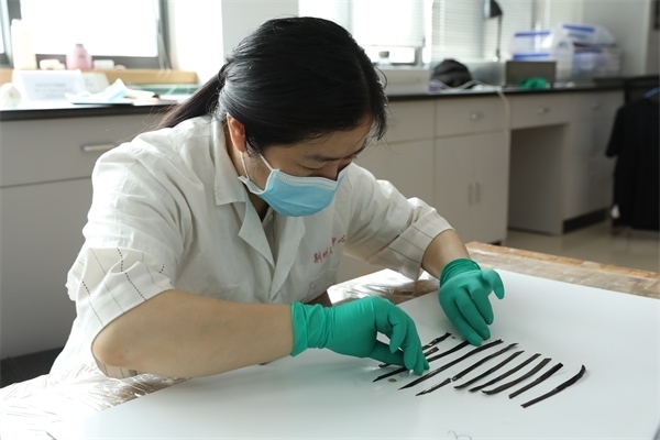 考古工作者正給竹簡排序。國家文物局供圖