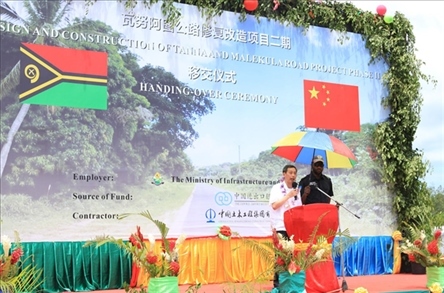 2023年12月18日，中國(guó)駐瓦努阿圖大使李名剛在瓦努阿圖公路項(xiàng)目二期馬勒庫拉段的移交儀式上發(fā)表致辭。人民網(wǎng) 賀吉攝