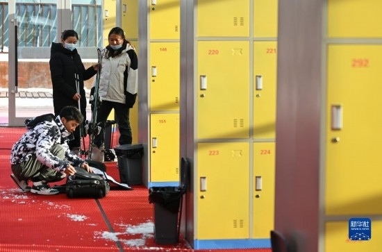 12月21日，游客在滑雪服務大廳整理滑雪裝備。