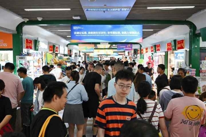 國(guó)慶長(zhǎng)假期間，“世界超市”摩肩接踵。共享聯(lián)盟·義烏 吳峰宇 攝