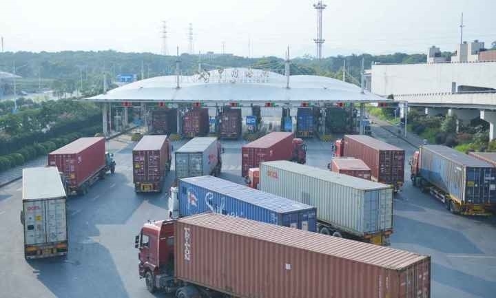 義烏海關(guān)排隊(duì)等待出關(guān)的車(chē)輛。共享聯(lián)盟·義烏 吳峰宇 攝