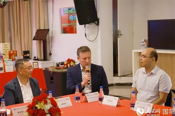巴西中國友好協(xié)會主席恩里克·諾布雷加（中）在座談會中發(fā)言。人民網記者 陳海琪攝