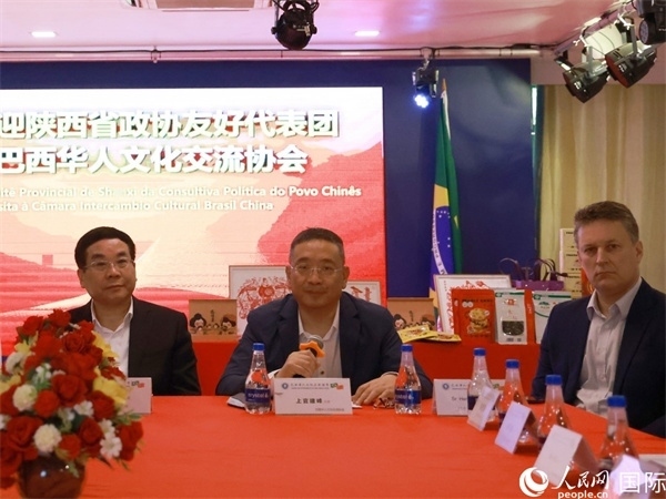 巴西華人文化交流協(xié)會主席上官建峰（中）在座談會上發(fā)言。人民網記者 陳海琪攝