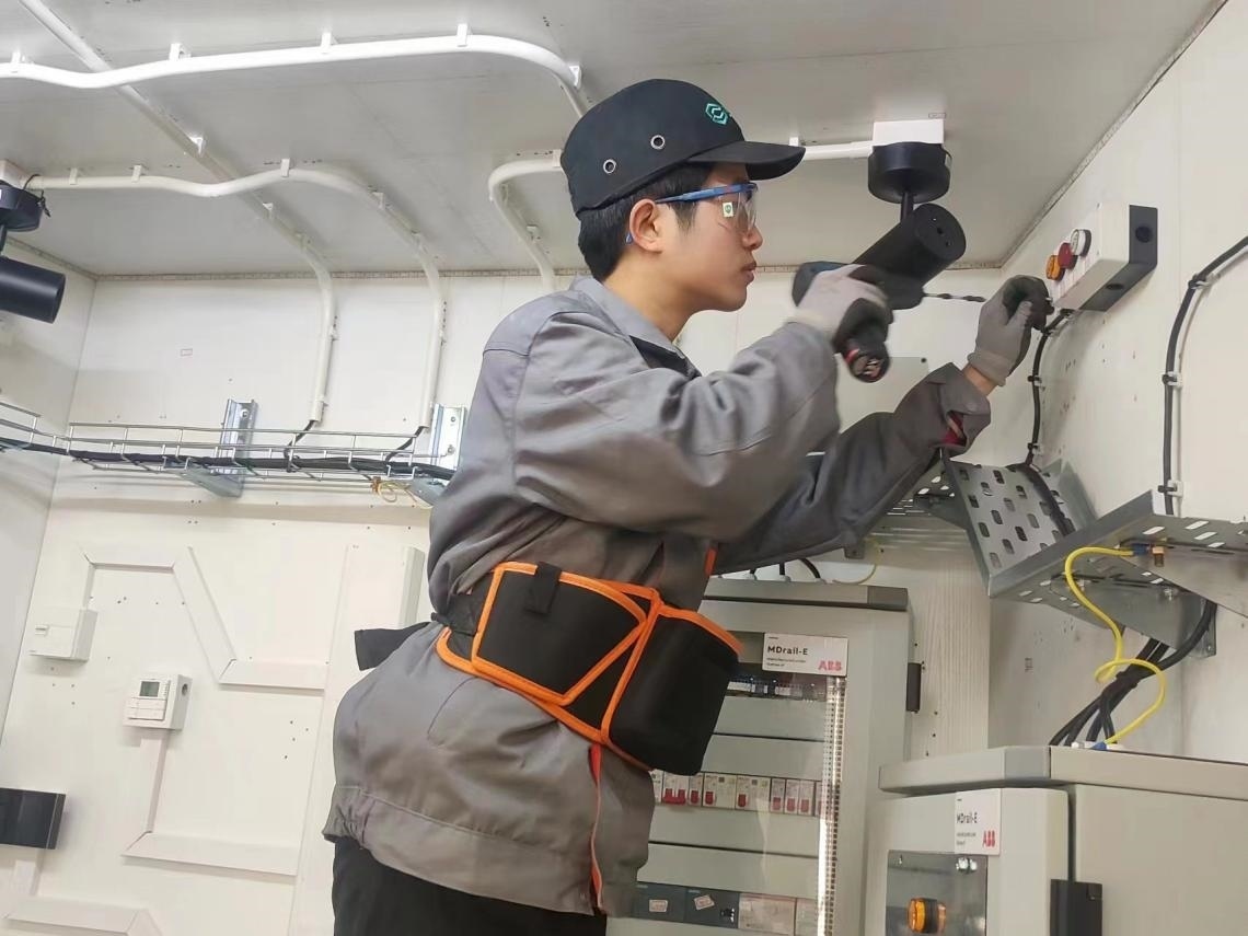 張強在安裝指示燈盒實訓中。高磊磊 攝