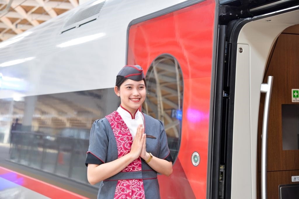 12月12日，乘務(wù)人員在印度尼西亞雅加達(dá)的哈利姆車站站臺歡迎乘坐雅萬高鐵的乘客。新華社記者徐欽攝