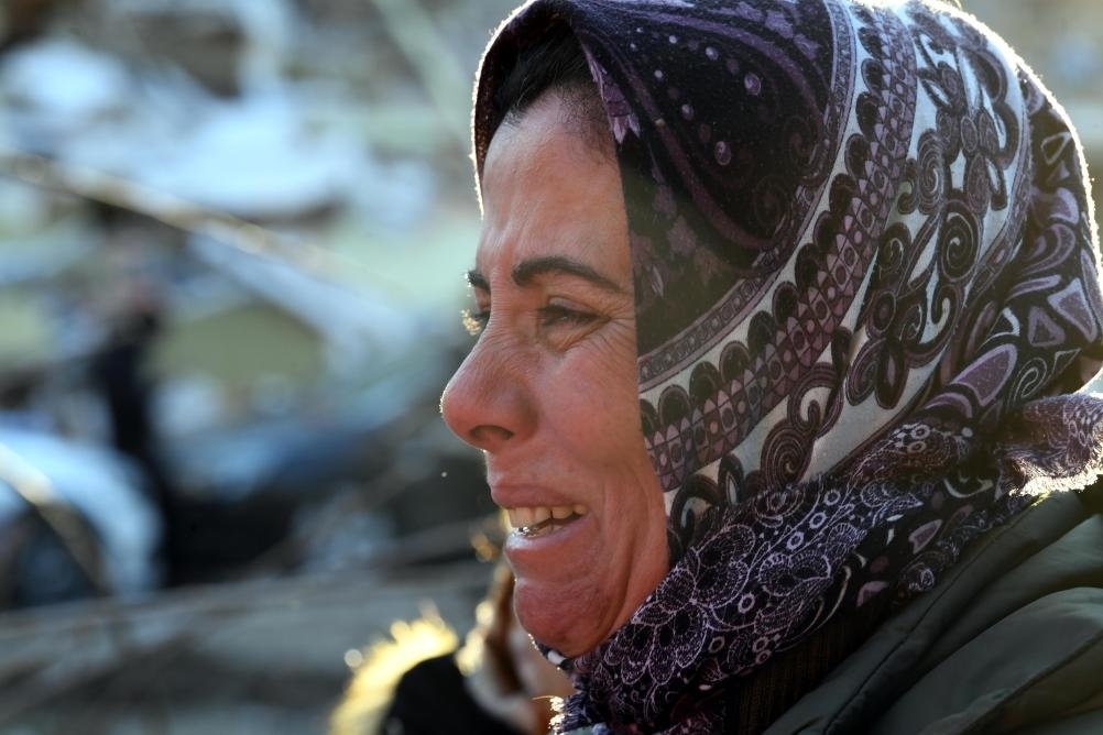 2月8日，在土耳其哈塔伊的一處地震廢墟，當(dāng)?shù)鼐用竦却H人的消息。新華社記者沙達(dá)提攝