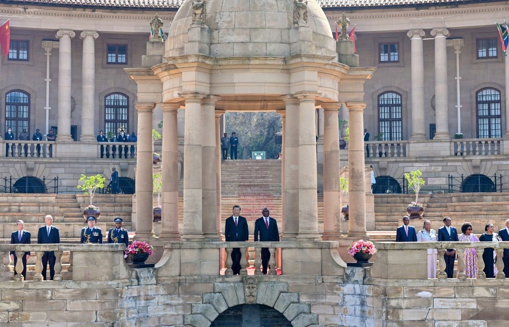 當(dāng)?shù)貢r(shí)間8月22日上午，正在南非進(jìn)行國事訪問的國家主席習(xí)近平在比勒陀利亞總統(tǒng)府同南非總統(tǒng)拉馬福薩會(huì)談。會(huì)談前，拉馬福薩在總統(tǒng)府廣場(chǎng)為習(xí)近平舉行歡迎儀式。新華社記者 殷博古 攝