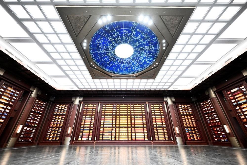 △中國國家版本館中央總館“文瀚閣”內(nèi)景。星空穹頂上是一幅宋代石刻天文圖，傳遞著“文瀚閣”的寓意：中華文明如星空般浩瀚璀璨。