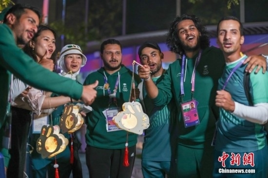 資料圖：9月29日，中國傳統(tǒng)節(jié)日中秋節(jié)，杭州亞運(yùn)會運(yùn)動員村舉辦中秋主題活動，中外運(yùn)動員們歡聚一堂。圖為沙特阿拉伯運(yùn)動員手持燈籠拍攝照片。<a target='_blank' href='/'><p align=