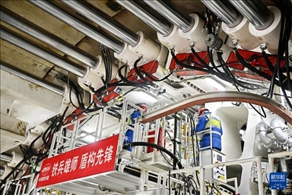 12月30日，中鐵十四局技術人員在盾構掘進開始前檢查“海天號”盾構機。新華社記者 李紫恒 攝