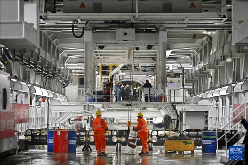 12月30日，建設者在青島膠州灣第二隧道工程南線主線隧道盾構掘進現(xiàn)場作業(yè)。新華社記者 李紫恒 攝