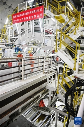 12月30日，建設者在青島膠州灣第二隧道工程南線主線隧道盾構掘進現(xiàn)場作業(yè)。新華社記者 李紫恒 攝