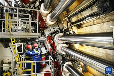 12月30日，中鐵十四局技術人員在盾構掘進開始前檢查“海天號”盾構機。新華社記者 李紫恒 攝