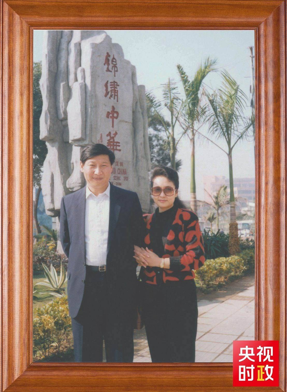 △這是習(xí)近平和夫人彭麗媛的合影。這張照片第一次出現(xiàn)在他的書架上。