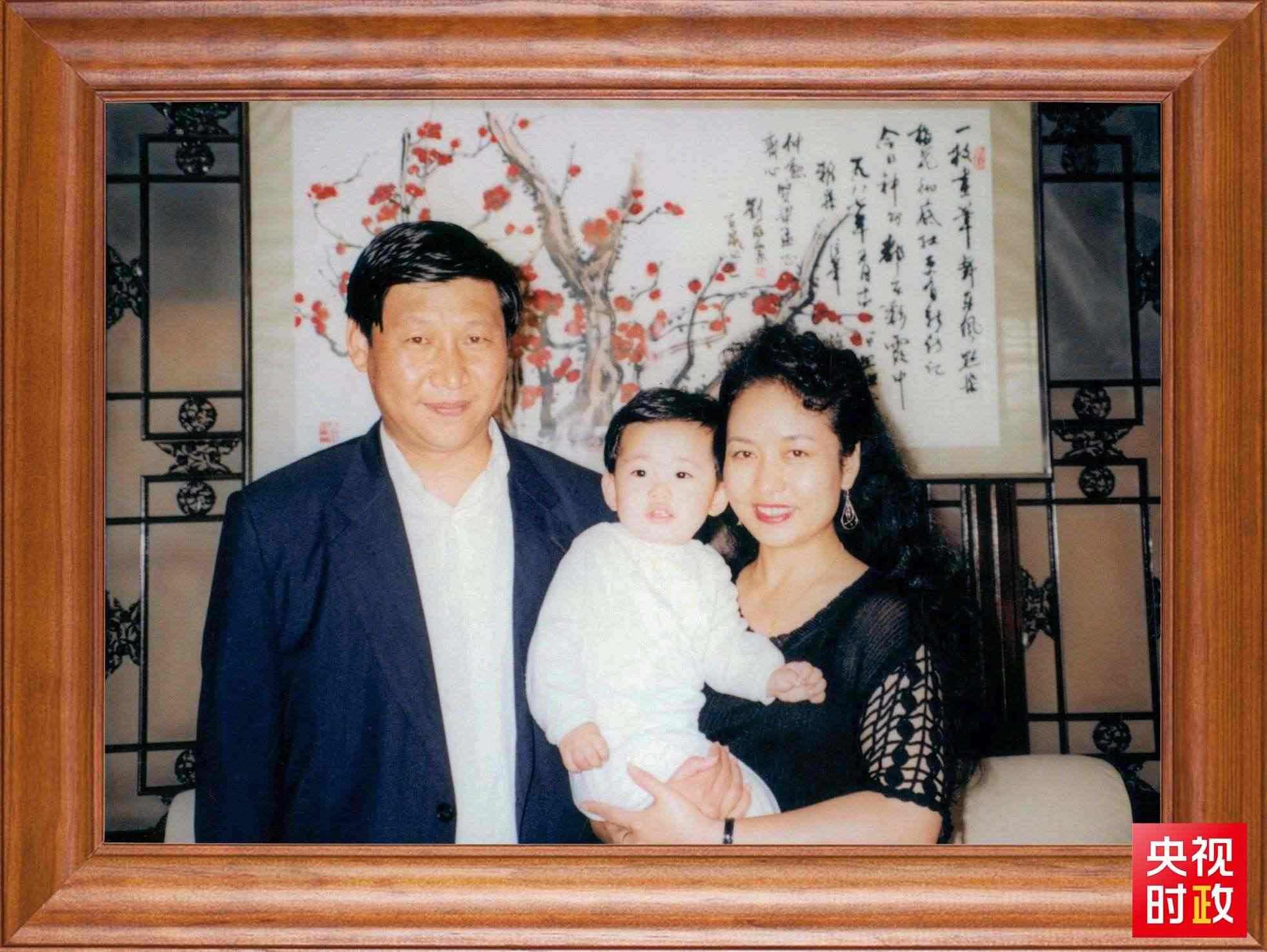 △這是習(xí)近平一家三口的合影。這張照片第一次出現(xiàn)在他的書架上。