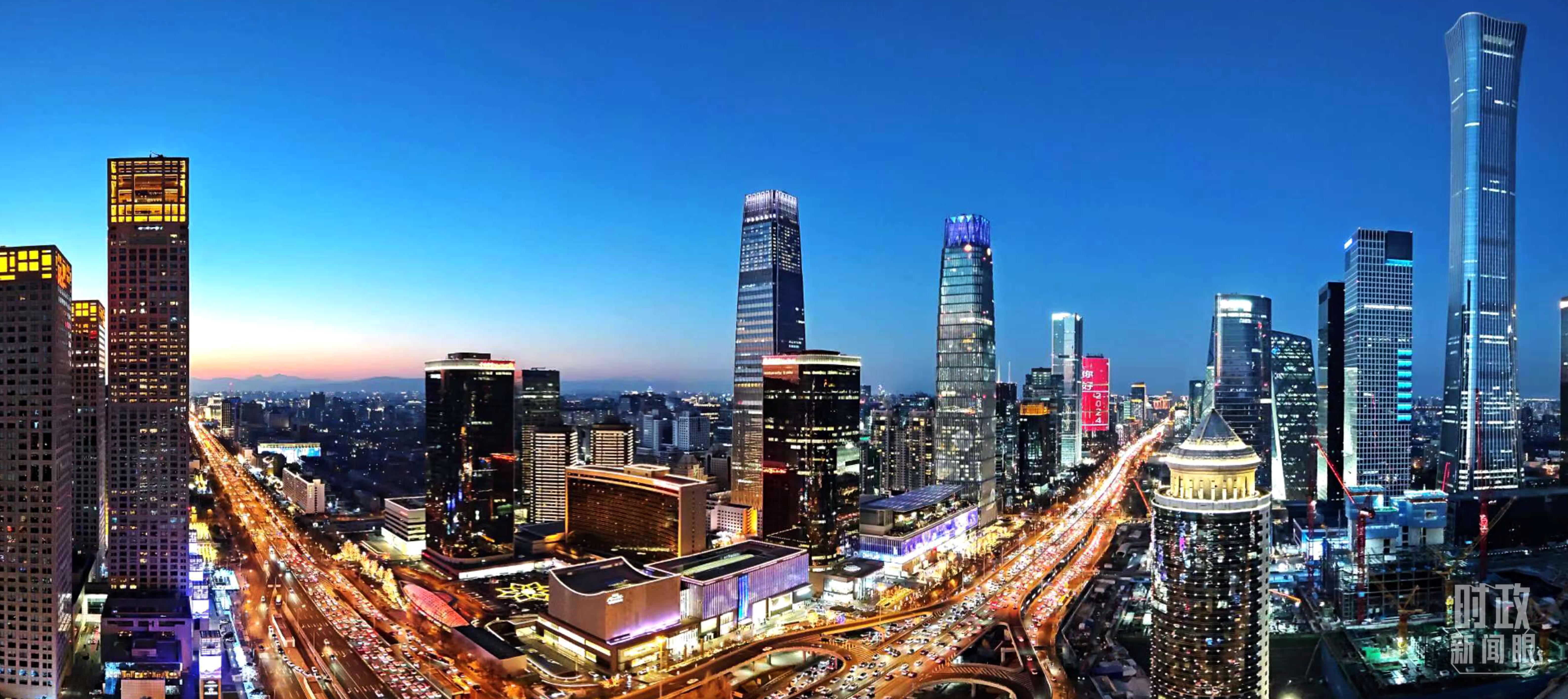 △2023年12月31日，北京CBD商圈。（總臺(tái)央視記者鐘信偉拍攝）