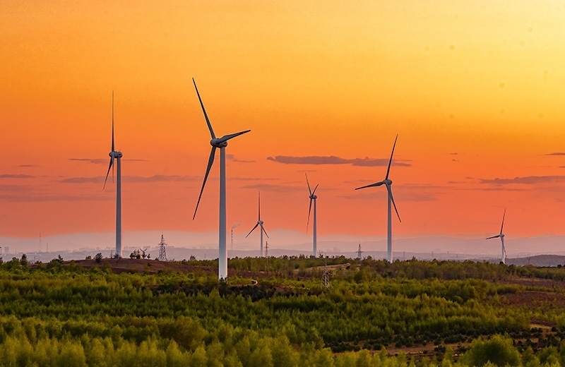 2023年5月23日清晨拍攝的內(nèi)蒙古興安盟烏蘭浩特市呼和馬場(chǎng)風(fēng)力光伏發(fā)電場(chǎng)內(nèi)的風(fēng)機(jī)。