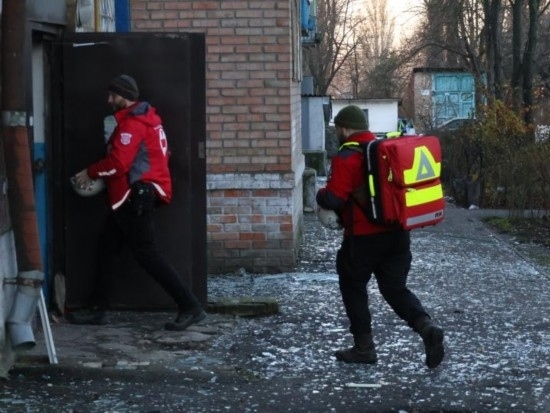  2023年11月25日，烏克蘭紅十字會救援人員在基輔市一棟遭空襲的居民樓實(shí)施清理和救助工作。新華社發(fā)（羅曼·佩圖什科夫攝）