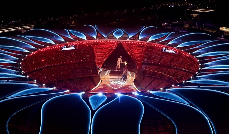 2023年9月23日，最后一棒火炬手汪順和數(shù)字火炬手在杭州亞運(yùn)會開幕式上點(diǎn)燃主火炬。新華社記者 程婷婷 攝