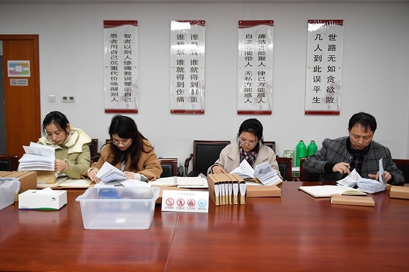 2020年1月8日，浙江寧波市北侖區(qū)紀委工作人員在檢查北侖區(qū)大數(shù)據(jù)發(fā)展管理中心2019年的公款消費票據(jù)，查找是否存在違規(guī)問題。