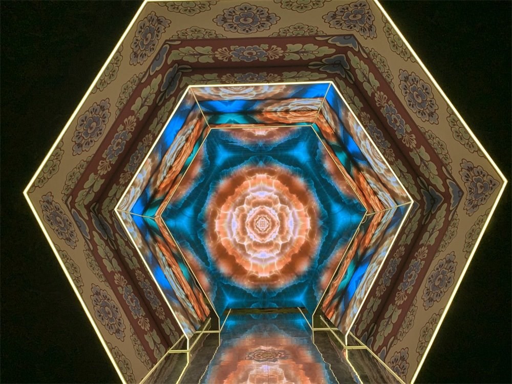 中國國家博物館“華彩萬象——石窟藝術(shù)沉浸體驗(yàn)”現(xiàn)場。人民網(wǎng)記者 韋衍行攝