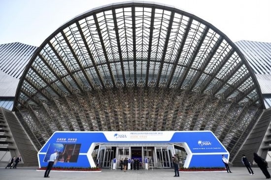 2023年10月30日，參會嘉賓步入長沙國際會議中心。當(dāng)日，以“全球發(fā)展 共享安全”為主題的博鰲亞洲論壇全球經(jīng)濟發(fā)展與安全論壇第二屆大會在湖南長沙開幕。新華社記者 陳振海 攝