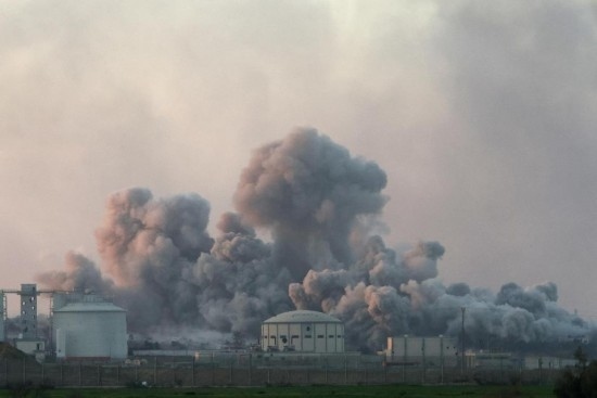  這是1月6日從加沙邊境以色列一側拍攝的加沙北部遭襲情況。新華社發(fā)（伊蘭·阿薩亞格攝/基尼圖片社）