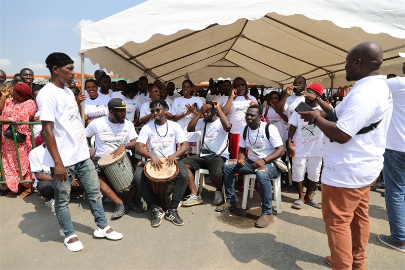 當?shù)孛癖姂c祝通車。中建國際中西非公司供圖。