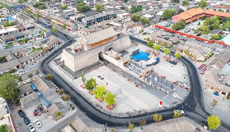 2022年9月8日，航拍河北正定古城陽(yáng)和樓與正定歷史文化街。