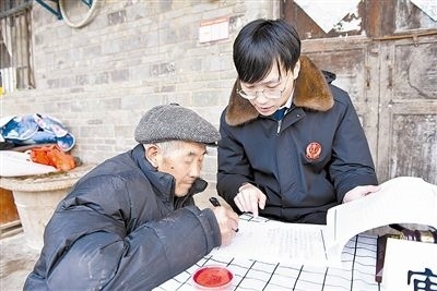  圖③：當事人簽署調解協(xié)議。