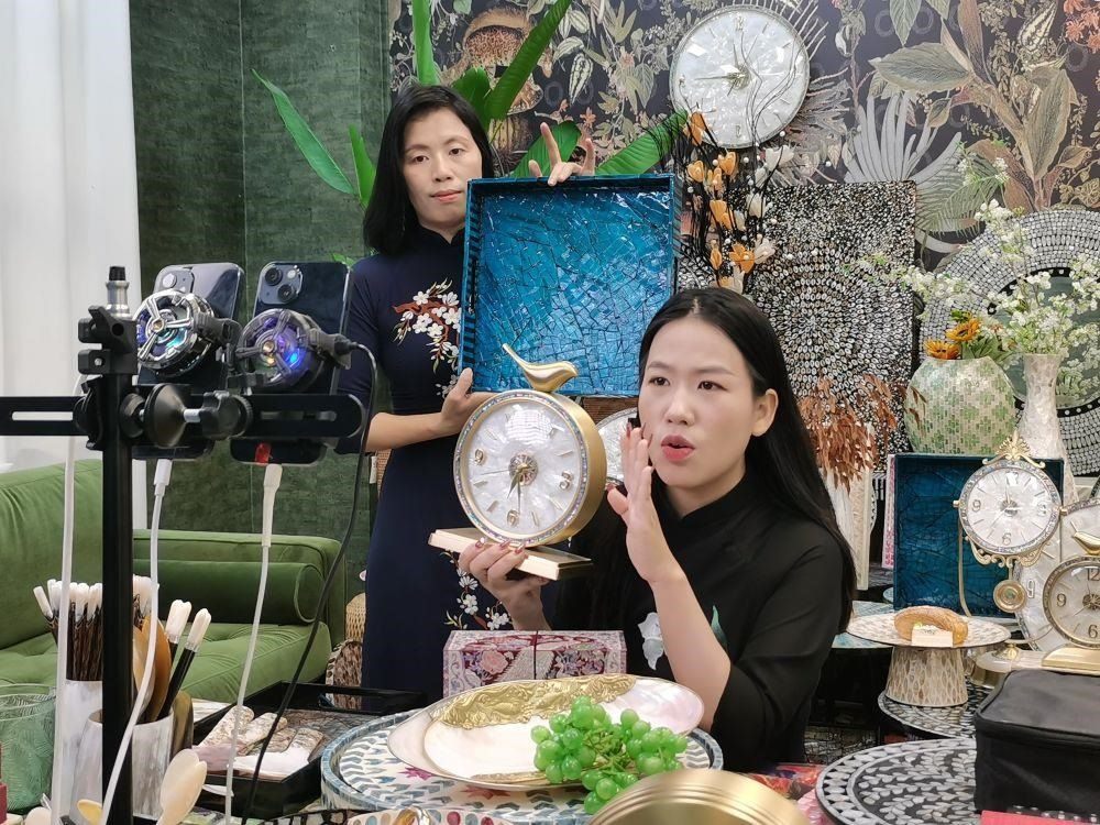 △在廣西防城港東興市一個電商直播間里，主播在進行活動推介。