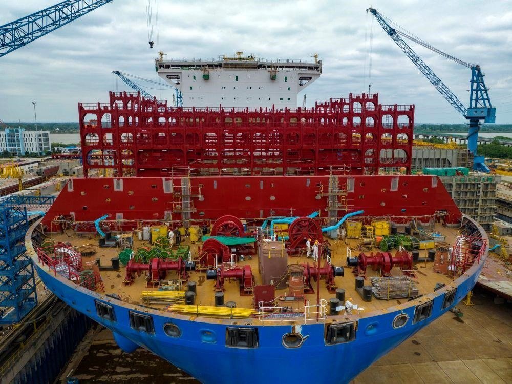 △2023年5月7日，江蘇揚州中遠海運重工有限公司工人在作業(yè)。