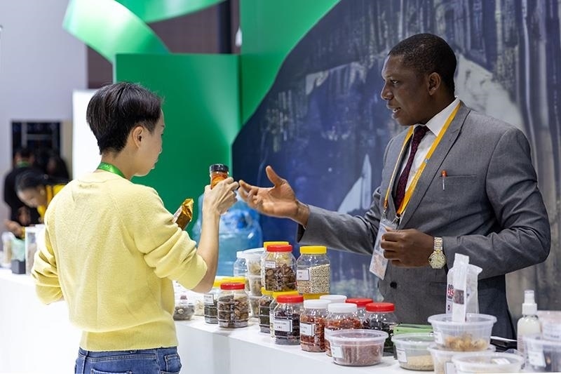 △2023年11月7日，在進博會國家館尼日利亞館，展商介紹尼日利亞產(chǎn)品。
