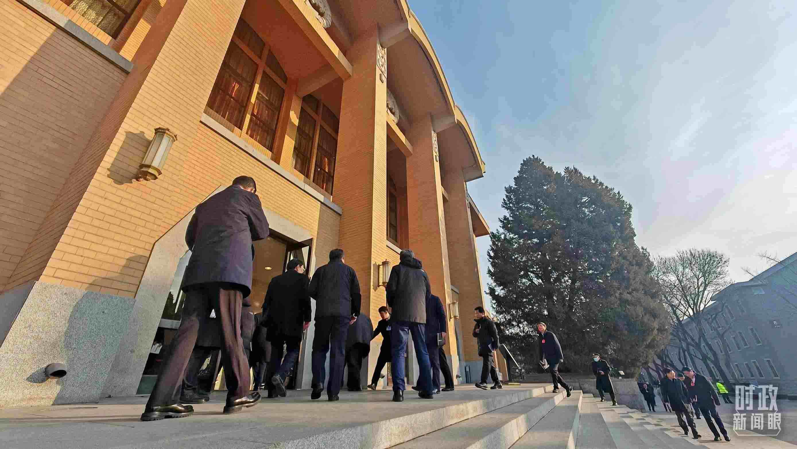 △省部級主要領(lǐng)導(dǎo)干部推動(dòng)金融高質(zhì)量發(fā)展專題研討班的學(xué)員們正在進(jìn)入會(huì)場。（總臺央視記者王策拍攝）