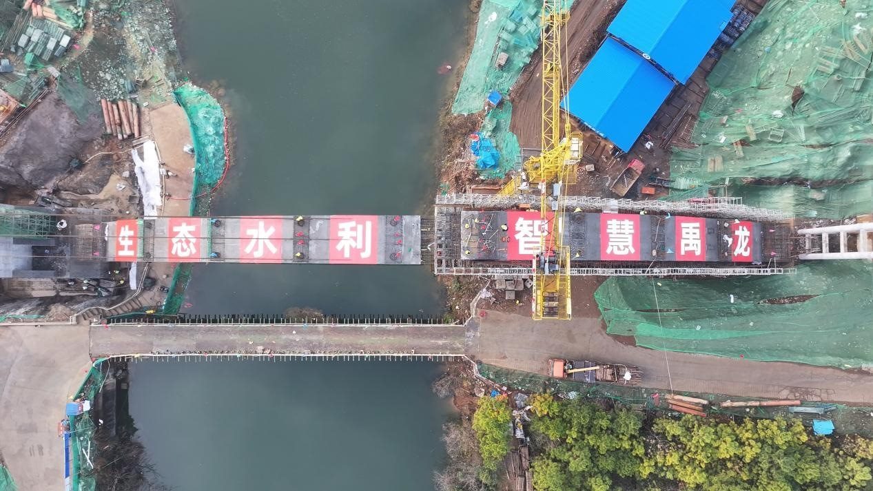 漳河灌區(qū)響水洞渡槽轉(zhuǎn)體合龍。受訪者供圖