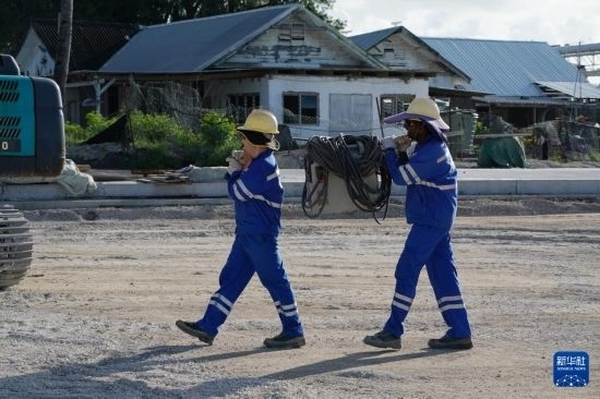 1月18日，工作人員在瑙魯艾沃港碼頭升級改造項(xiàng)目工地工作。新華社記者 王申 攝