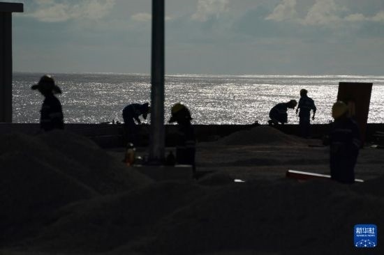 1月18日，工作人員在瑙魯艾沃港碼頭升級改造項(xiàng)目工地工作。新華社記者 王申 攝