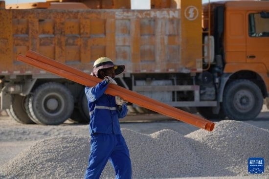1月18日，工作人員在瑙魯艾沃港碼頭升級改造項(xiàng)目工地工作。新華社記者 王申 攝