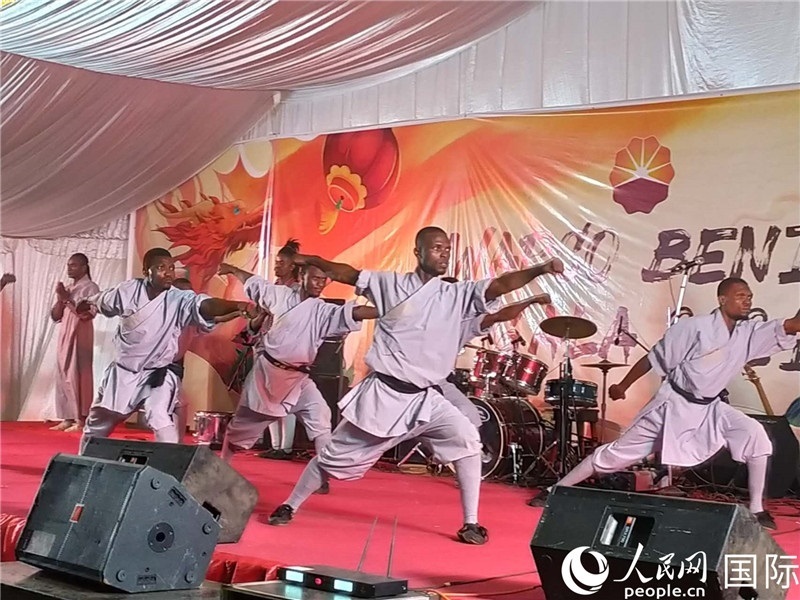 貝寧中國文化中心武術隊在進行表演。人民網(wǎng)記者 黃培昭攝