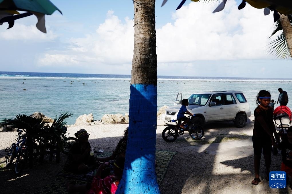 1月20日，當(dāng)?shù)厝嗽阼斠惶幒┬蓍e娛樂。新華社記者 王申 攝