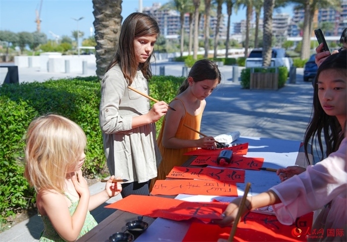 小朋友體驗書法創(chuàng)作。人民網(wǎng) 塔里克·易卜拉欣攝