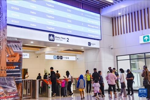 1月24日，在印度尼西亞雅加達(dá)哈利姆站候車大廳，乘客刷票前往站臺。新華社記者 徐欽 攝