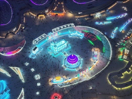 這是2023年12月27日在哈爾濱冰雪大世界拍攝的以巴黎圣母院和北京天壇為核心的冰建景觀群。