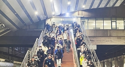 2024年鐵路春運(yùn)今日啟動，旅客進(jìn)入站臺準(zhǔn)備乘車。人民網(wǎng)記者 喬雪峰攝