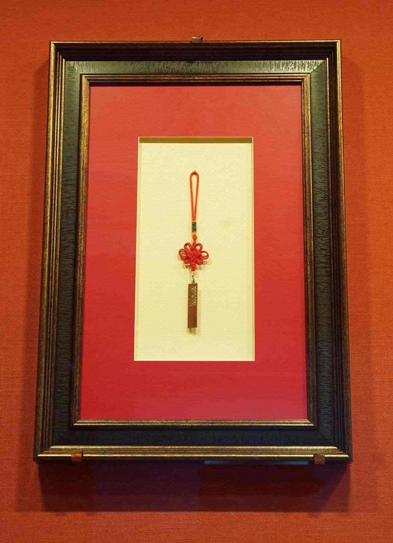 2017年5月，時(shí)任肯尼亞總統(tǒng)烏胡魯·肯雅塔贈(zèng)送習(xí)近平主席的蒙內(nèi)鐵路紀(jì)念U盤。