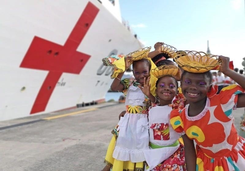 2018年10月，在安提瓜和巴布達(dá)首都圣約翰，當(dāng)?shù)匦∨笥焉泶﹤鹘y(tǒng)服裝歡迎中國(guó)海軍“和平方舟”醫(yī)院船首次到訪。