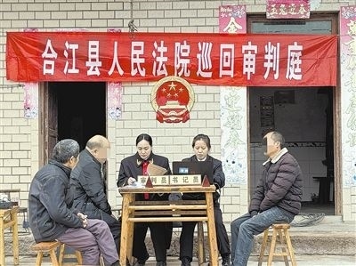  圖②：巡回審理現(xiàn)場。